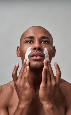 Kırışıklık bantlarını düzeltirken umutlu görünen çok ırklı yetişkin bir adam