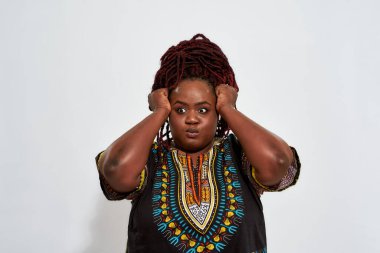 Gözleri yana bakan şaşkın, tombul kadın.