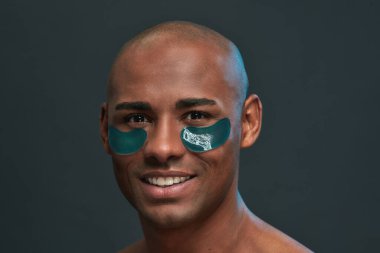 Erkek, güzellik bantları takarken heyecanlanır