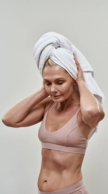 Kurutma havlusunu çıkaran kadın.