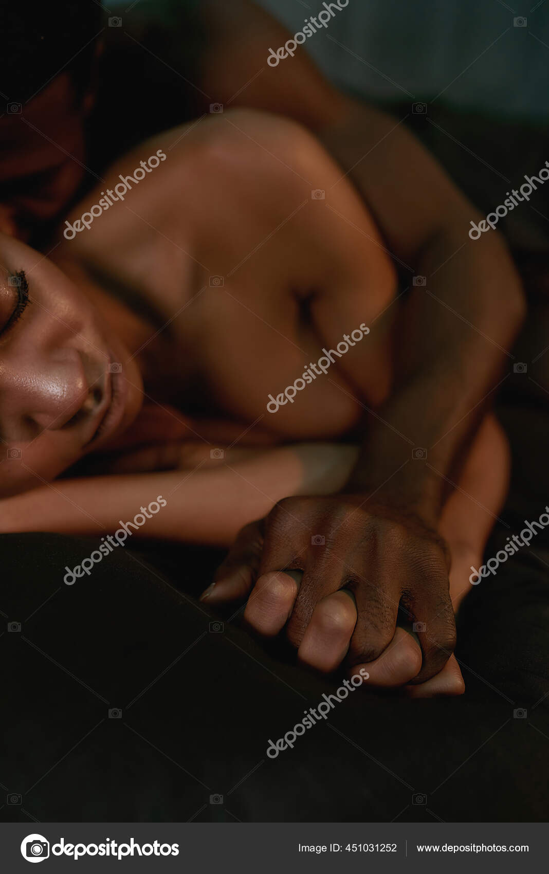 Nude lying down face up - Sex photo