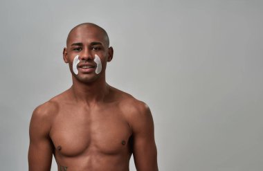 Kırışıklık önleyici bantlarda güçlü karın kasları olan canlı bir insan.