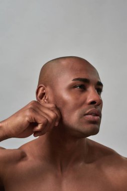 Çoklu etnik kökenli biri yanağını çimdikliyor