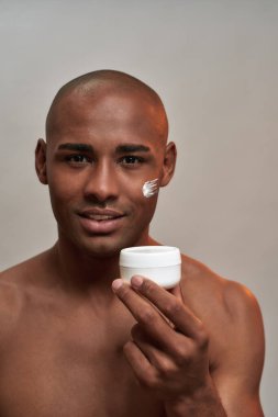 Beyaz bir kozmetik krem kutusunun reklamı