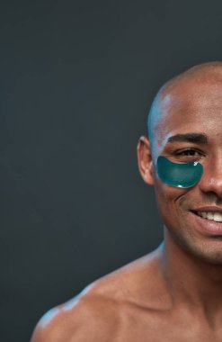 Kırışıklık önleyici bandı olan bir adamın sağ tarafı.