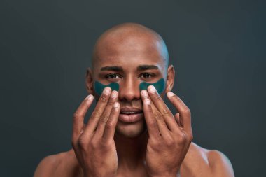 Göz maskeleri altında cilde daha yakın uygulanır.