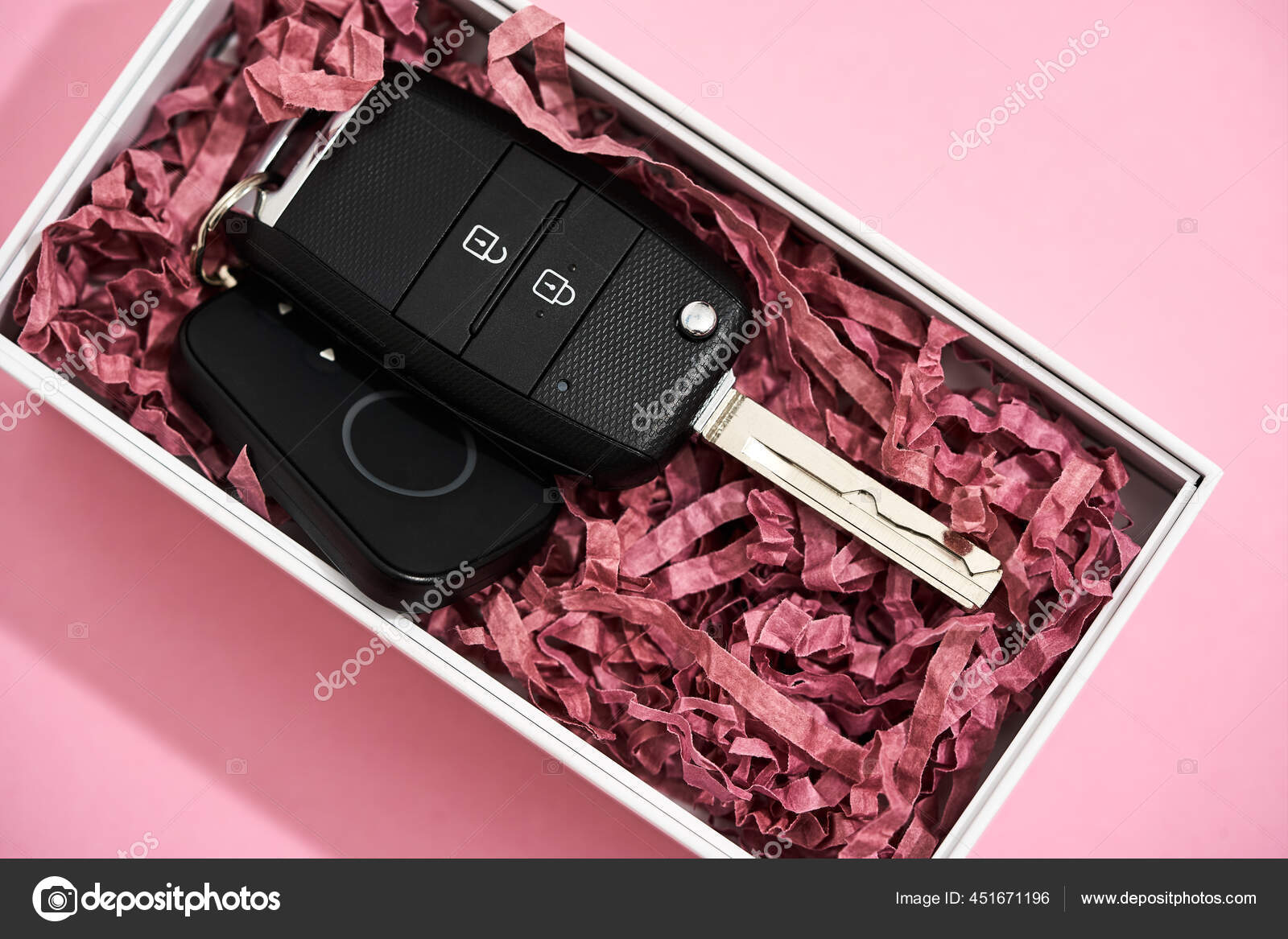 Die beste Überraschung für die geliebte Frau. Draufsicht auf einen  Autoschlüssel in Geschenkbox auf pastellrosa Hintergrund - Stockfotografie:  lizenzfreie Fotos © LanaStock 451671196