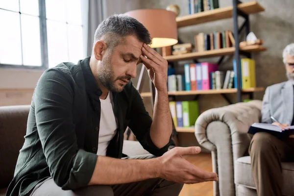 Depressieve man tijdens afspraak met psychotherapeut in functie — Stockfoto