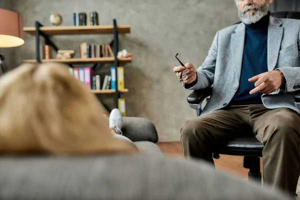 Psychotherapeut in gesprek met jonge vrouw op de bank — Stockfoto