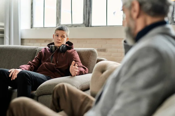 Overstuur tiener jongen praten met professionele psychotherapeut — Stockfoto