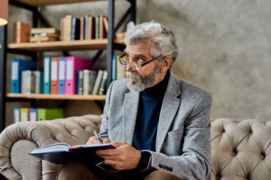 Orta yaşlı Kafkasyalı psikoterapist