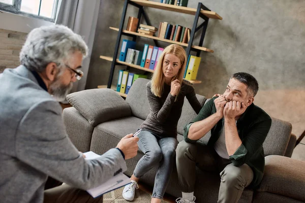 Psychotherapeut in gesprek met man tijdens afspraak in kabinet — Stockfoto