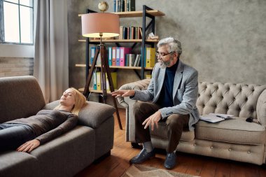 Sakin genç beyaz kadın kanepede yatıyor.