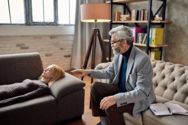 Kanepede gözleri kapalı yatan beyaz bir kadın.