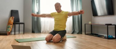 Spor ipli koç online antrenman yapıyor.