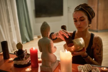 Ciddi genç bir kadın sunağın yanında şarkı söylüyor.