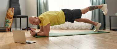 Spor paspası üzerinde tahta üzerinde duran spor eğitmeni