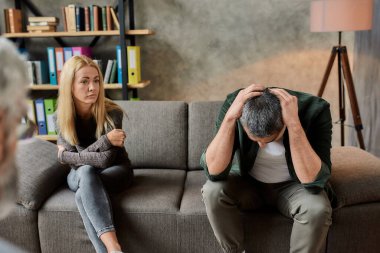 Kabinedeki randevusu sırasında depresyonda olan beyaz bir çift.