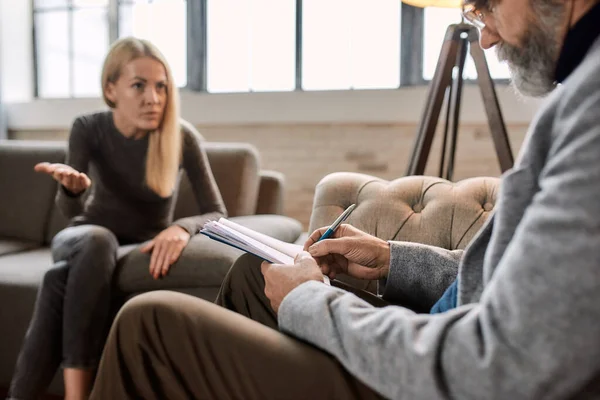 Psychotherapeut maakt aantekeningen tijdens afspraak met vrouw — Stockfoto