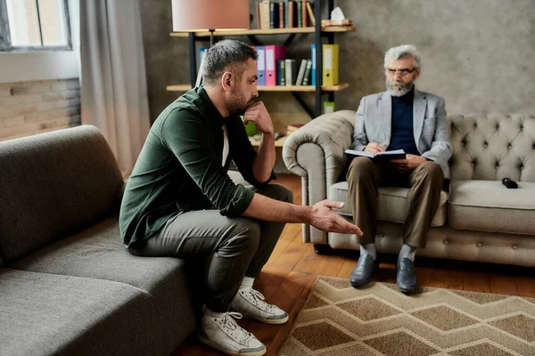 Depressieve jonge blanke man in gesprek met psychotherapeut — Stockfoto