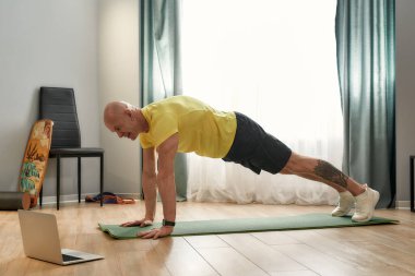 İnternette antrenman yapan kel antrenör.