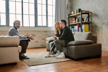 Psikoterapistle seans sırasında mutlu beyaz eşler