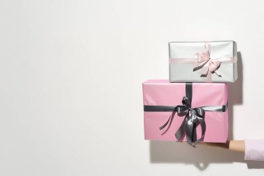 Mutlu Kadın Günleri. Hafif arkaplana karşı paketlenmiş hediye kutularını tutan kadın, satış ve indirimler hakkında metin için alanı kopyala