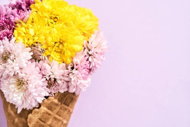 Pembe arka planda güzel bir buket