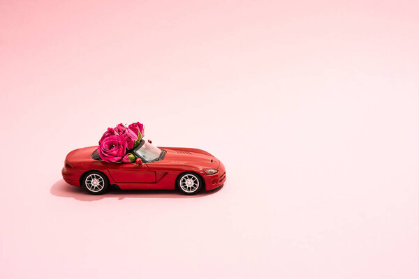 Красная машина стоящая с цветами 8 марта