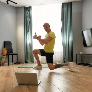 Spor kıyafetleri antrenörü evde online.