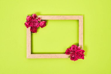 Parlak bir arka planda çiçekli çerçeve