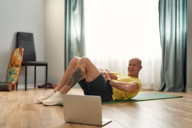 Antrenör evde online çalışma yürütüyor.