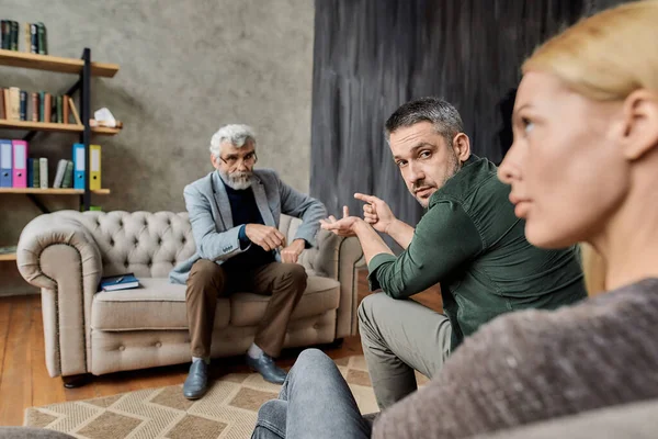 Boze jonge blanke echtgenoten met professionele psychotherapeut — Stockfoto