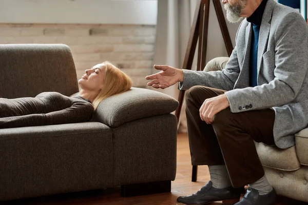 Psychotherapeut ter ondersteuning van jonge Kaukasische vrouw tijdens de afspraak — Stockfoto