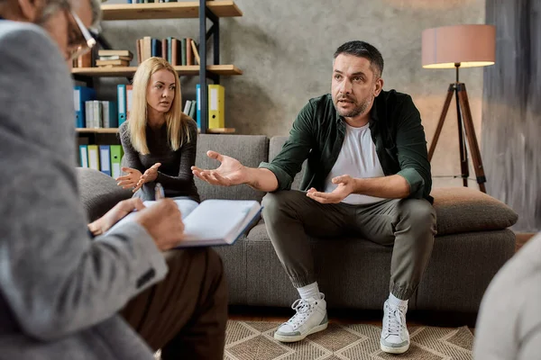 Professionele psychotherapeut maakt notities op bank in kabinet — Stockfoto