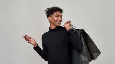Alışverişten sonra neşeli, Afro-Amerikalı genç adam.