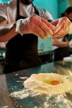 Adam mutfakta taze ekmek hazırlıyor.