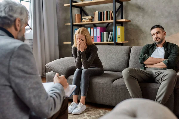 Psikoterapist randevusu sırasında depresyonda olan kadın ağlıyor.