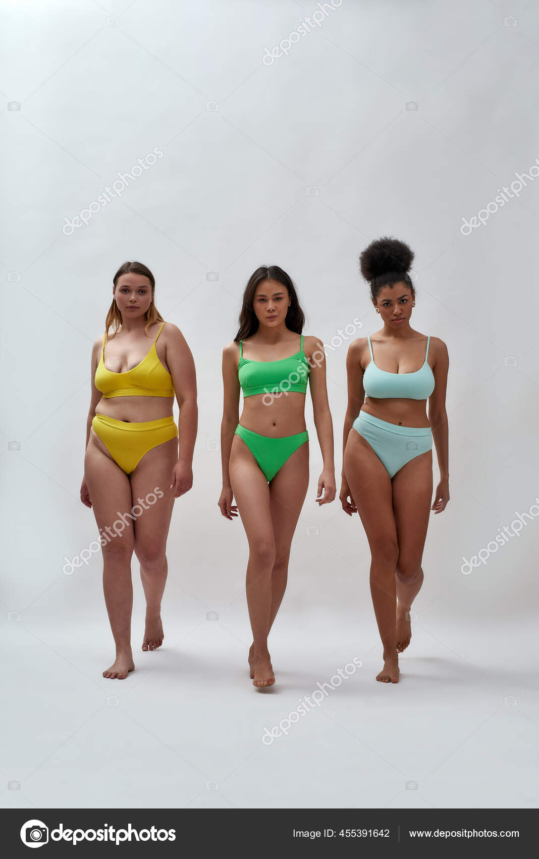 Largura completa de tres orgullosas mujeres diversas con