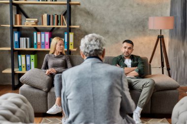 Psikoterapistle seans sırasında kızgın beyaz çift