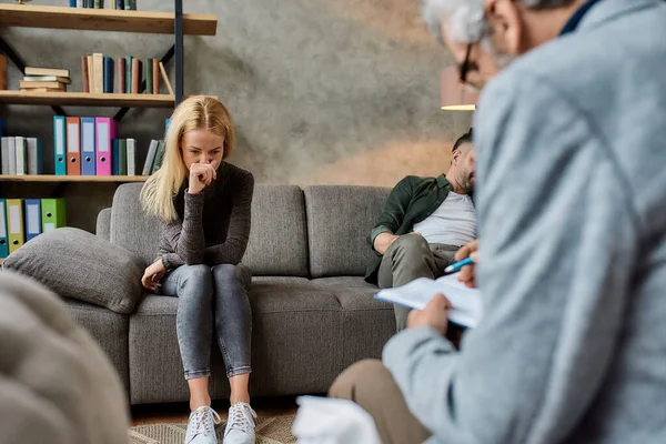 Huilende jonge blanke vrouw tijdens afspraak met psychotherapeut — Stockfoto