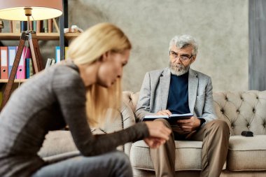 Özenli psikoterapist, Kafkasyalı kadınla olan randevusu sırasında not alıyor.