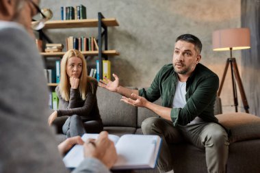 Profesyonel psikoterapist kabinede not alıyor.
