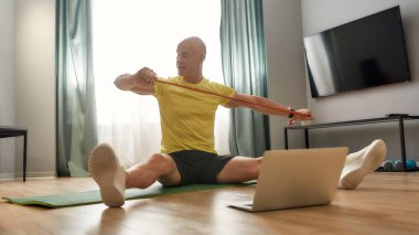 Spor için lastik bant geren antrenör.