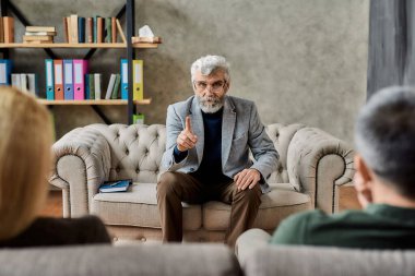 Üzgün eşlerle konuşan profesyonel psikanalist.