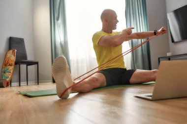 Kel antrenör ikiye bölünmüş ve esniyor..