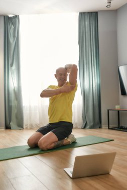 Dizüstü bilgisayardaki insanların eğitimine liderlik eden antrenör.