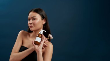 Genç kız kameraya kozmetik ürünlerle poz veriyor