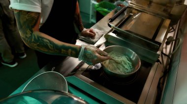 Cooking delicious noodles in a restaurant