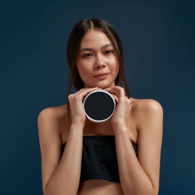 Kozmetik kremli kadınların kendilerine bakmaları.